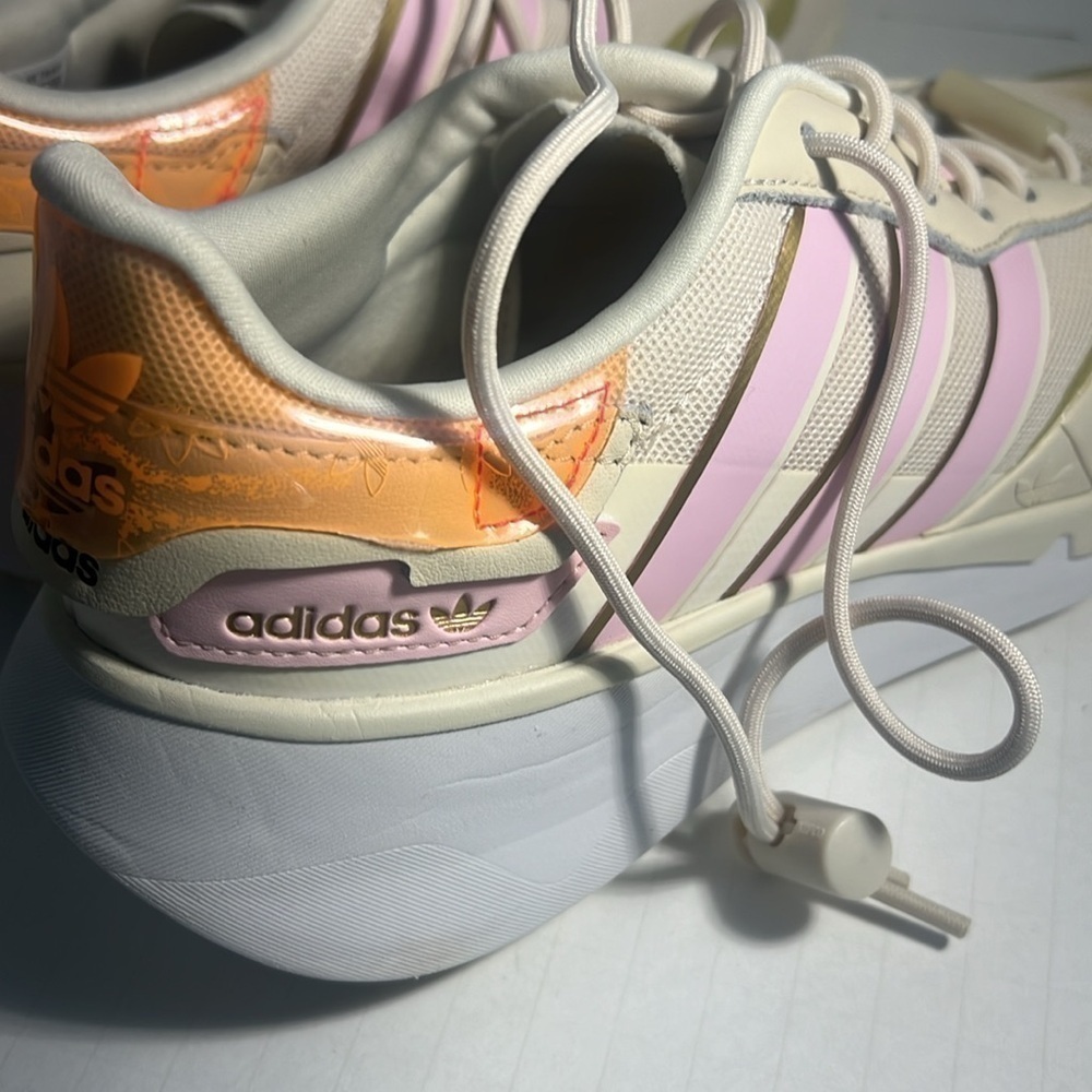 Adidas tennis shoes size 8.5 - Picture 4 of 7
